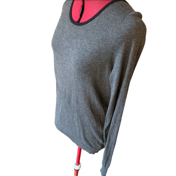 TWIK - Gray with black trim - Sweater with Bows in Back long sleeves - Large - Picture 10 of 12